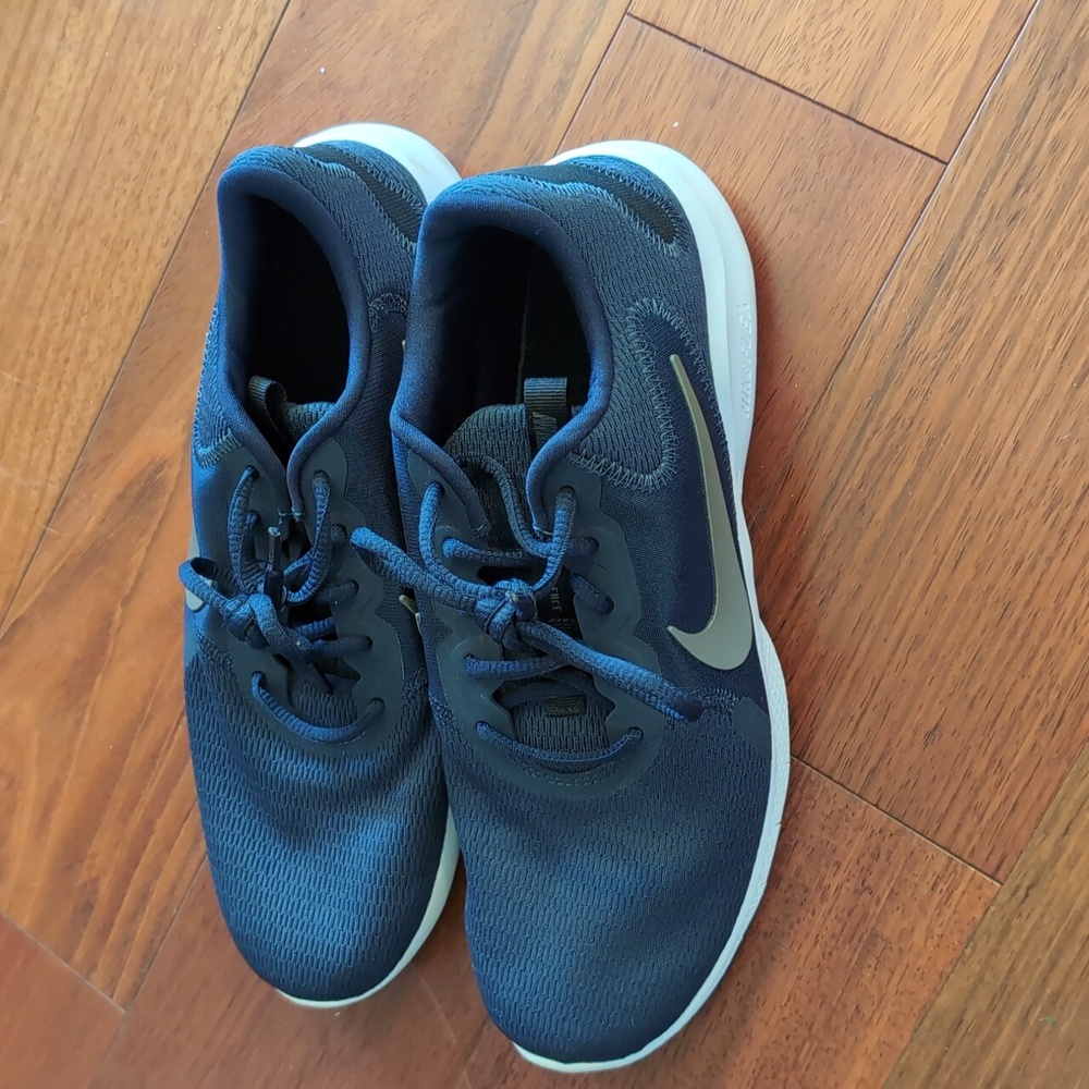 Navy Nike Shoes (women's 9)